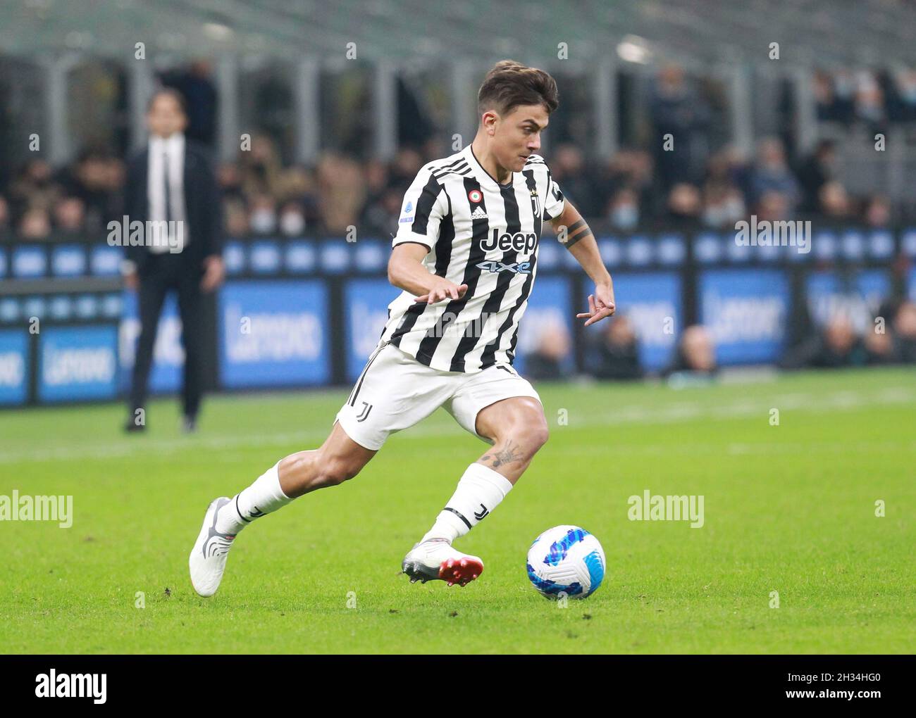 MAILAND ITALIEN- Oktober 24 Stadio G Meazza Paulo Dybala in Aktion während der Serie Ein Spiel zwischen FC Inter und FC Juventus im Stadio G. Meazza am 24. Oktober 2021 in Mailand, Italien. Stockfoto