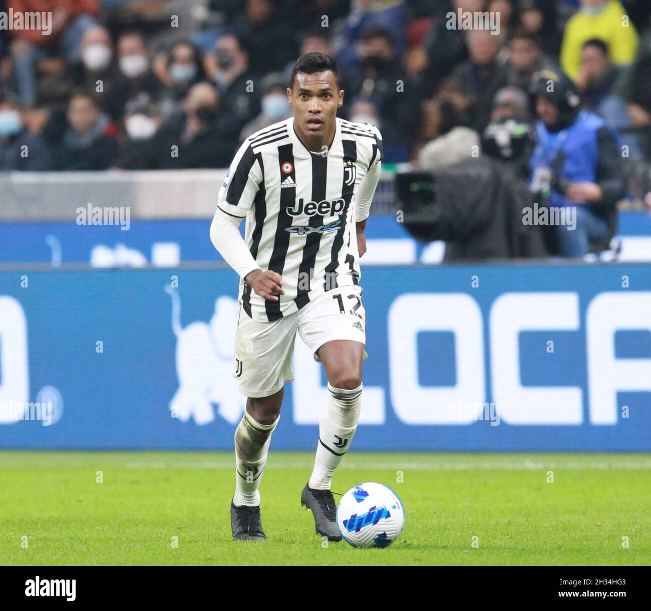 MAILAND ITALIEN- Oktober 24 Stadio G Meazza Alex Sandro in Aktion während der Serie Ein Spiel zwischen FC Inter und FC Juventus im Stadio G. Meazza am 24. Oktober 2021 in Mailand, Italien. Stockfoto