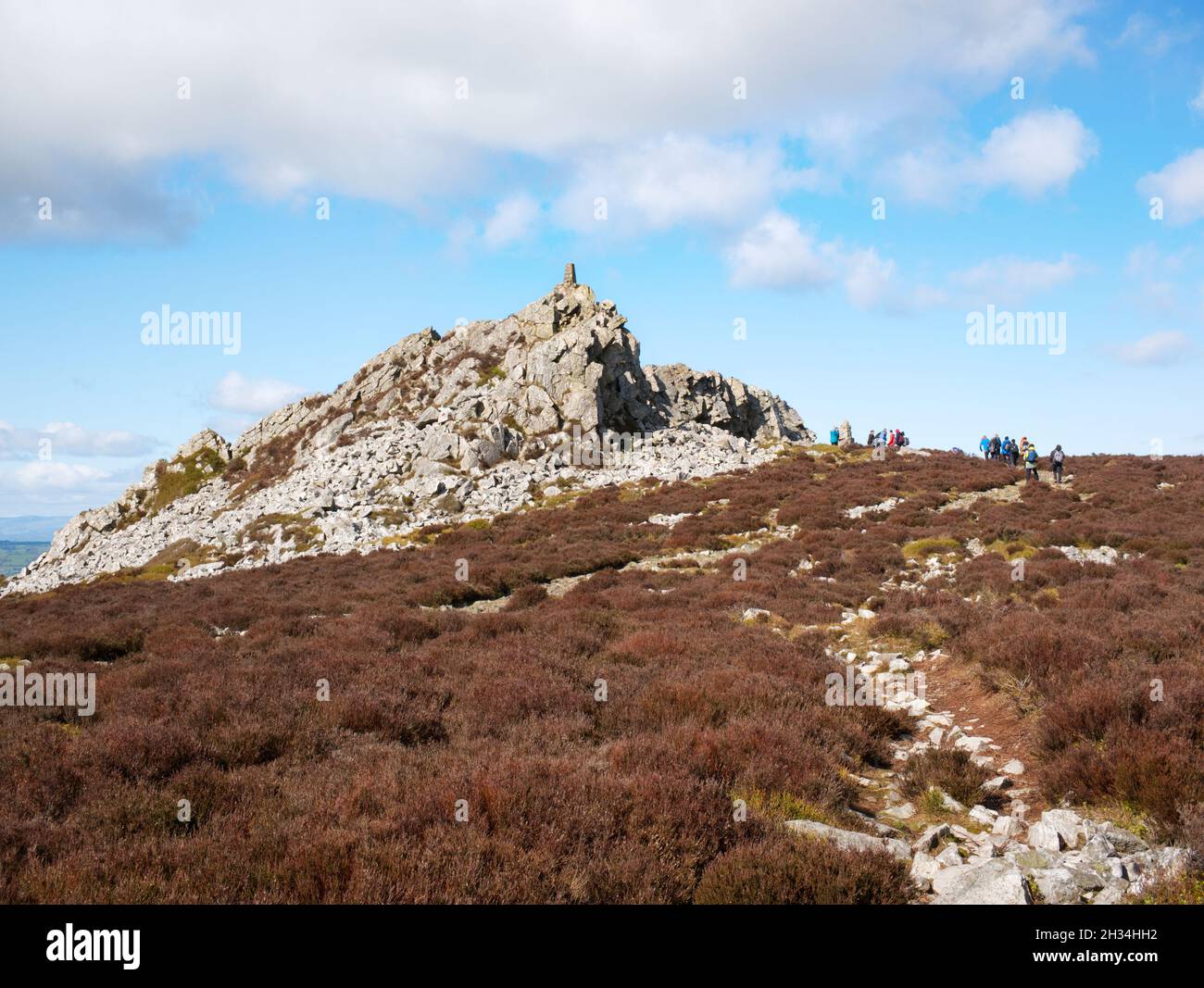 Wanderer versammeln sich am Fuße des Manstone Rock, einem Quarzit-Ausbissen und Gipfel des Stiperstones Ridge (536m), Shropshire Hills AONB Stockfoto