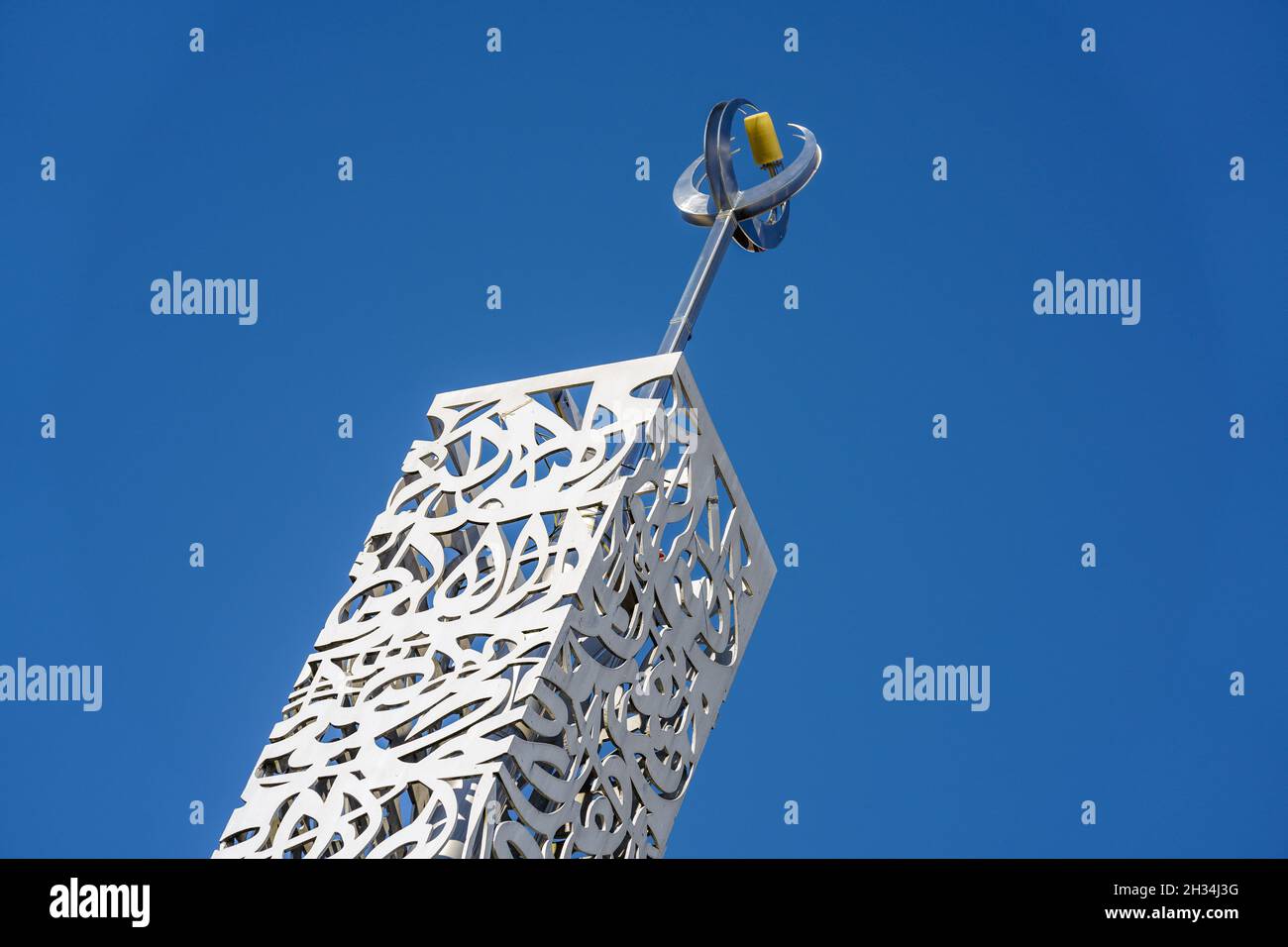Minarett der Moschee der Islamischen Gemeinde Penzberg e. V. im oberbayerischen Penzberg. Architekt ist der Bosnisch-stämmige in Deutschland geborene Alen Jasarevic - 23.10.2021, Penzberg, Bayern, Deutschland Stockfoto