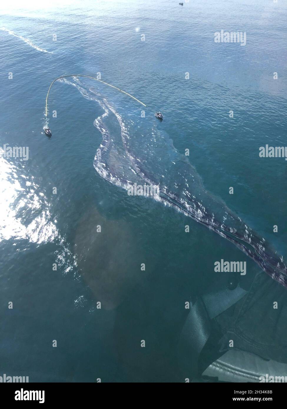 Huntington Beach, Usa. 03. Oktober 2021. Boote der US-Küstenwache setzen nach einer Ölpest an der San Pedro Bay am 3. Oktober 2021 in Huntington Beach, Kalifornien, Containment-Booms ein. Am 1. Oktober wurden schätzungsweise 144,000 Gallonen aus einer Pipeline vor der Küste von Orange County verschüttet. Quelle: PO1 Richard Brahm/USA Coast Guard/Alamy Live News Stockfoto Huntington Beach, Usa. 03. Oktober 2021. Boote der US-Küstenwache setzen nach einer Ölpest an der San Pedro Bay am 3. Oktober 2021 in Huntington Beach, Kalifornien, Containment-Booms ein. Am 1. Oktober wurden schätzungsweise 144,000 Gallonen aus einer Pipeline vor der Küste von Orange County verschüttet. Quelle: PO1 Richard Brahm/USA Coast Guard/Alamy Live News Stockfoto