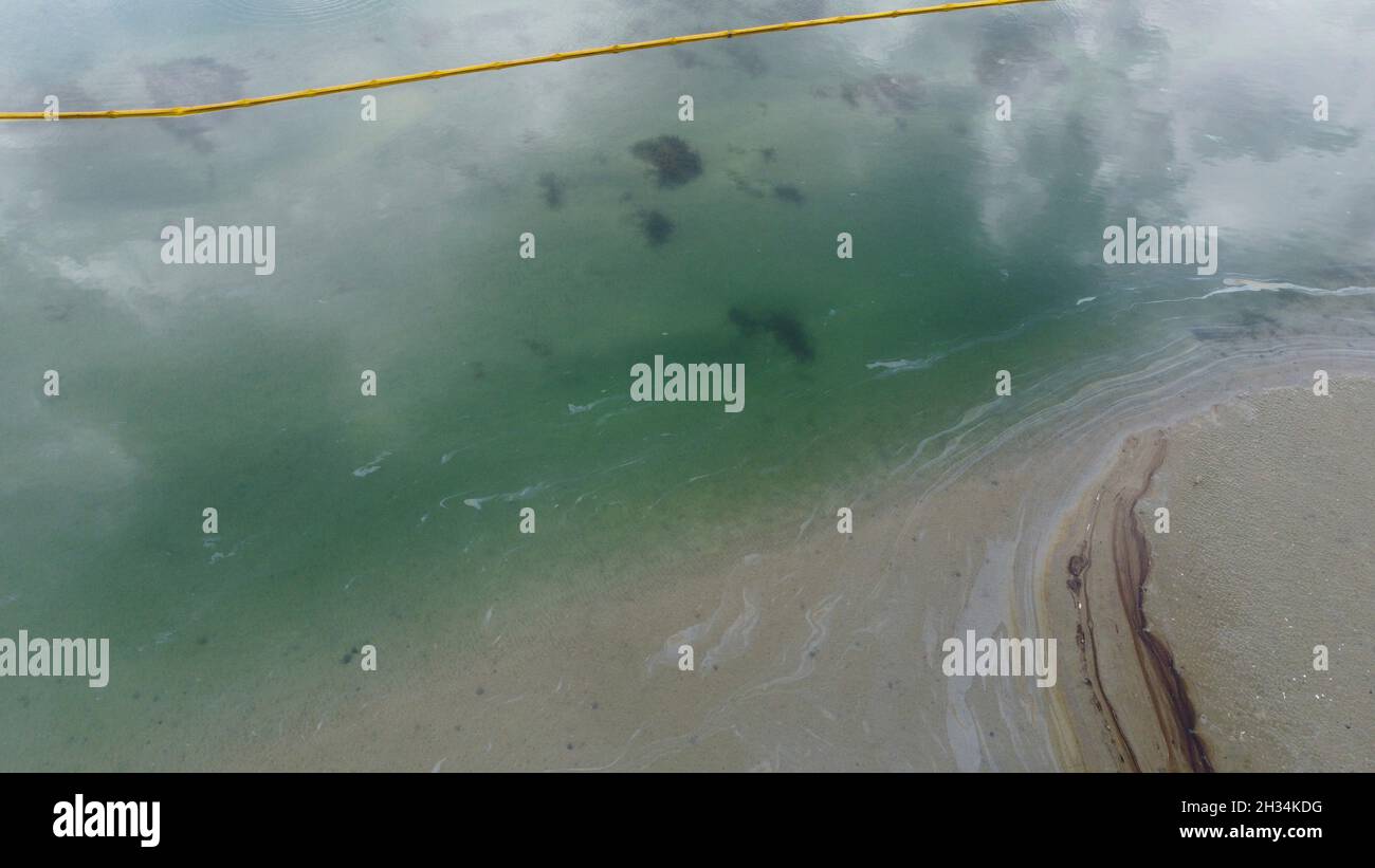 Huntington Beach, Usa. 04. Oktober 2021. Erdölblobs driften nach einer Ölpest entlang der San Pedro Bay am 4. Oktober 2021 in Huntington Beach, Kalifornien, an Land. Am 1. Oktober wurden schätzungsweise 144,000 Gallonen aus einer Pipeline vor der Küste von Orange County verschüttet. Quelle: PO1 Richard Brahm/USA Coast Guard/Alamy Live News Stockfoto Huntington Beach, Usa. 04. Oktober 2021. Erdölblobs driften nach einer Ölpest entlang der San Pedro Bay am 4. Oktober 2021 in Huntington Beach, Kalifornien, an Land. Am 1. Oktober wurden schätzungsweise 144,000 Gallonen aus einer Pipeline vor der Küste von Orange County verschüttet. Quelle: PO1 Richard Brahm/USA Coast Guard/Alamy Live News Stockfoto