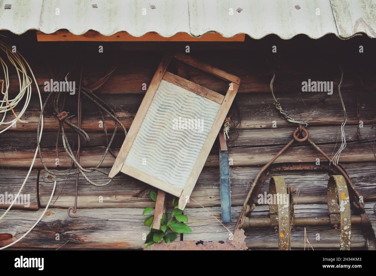 Altes metallisches Wahboard mit Holzteilen auf rustikalem Holzhintergrund Stockfoto