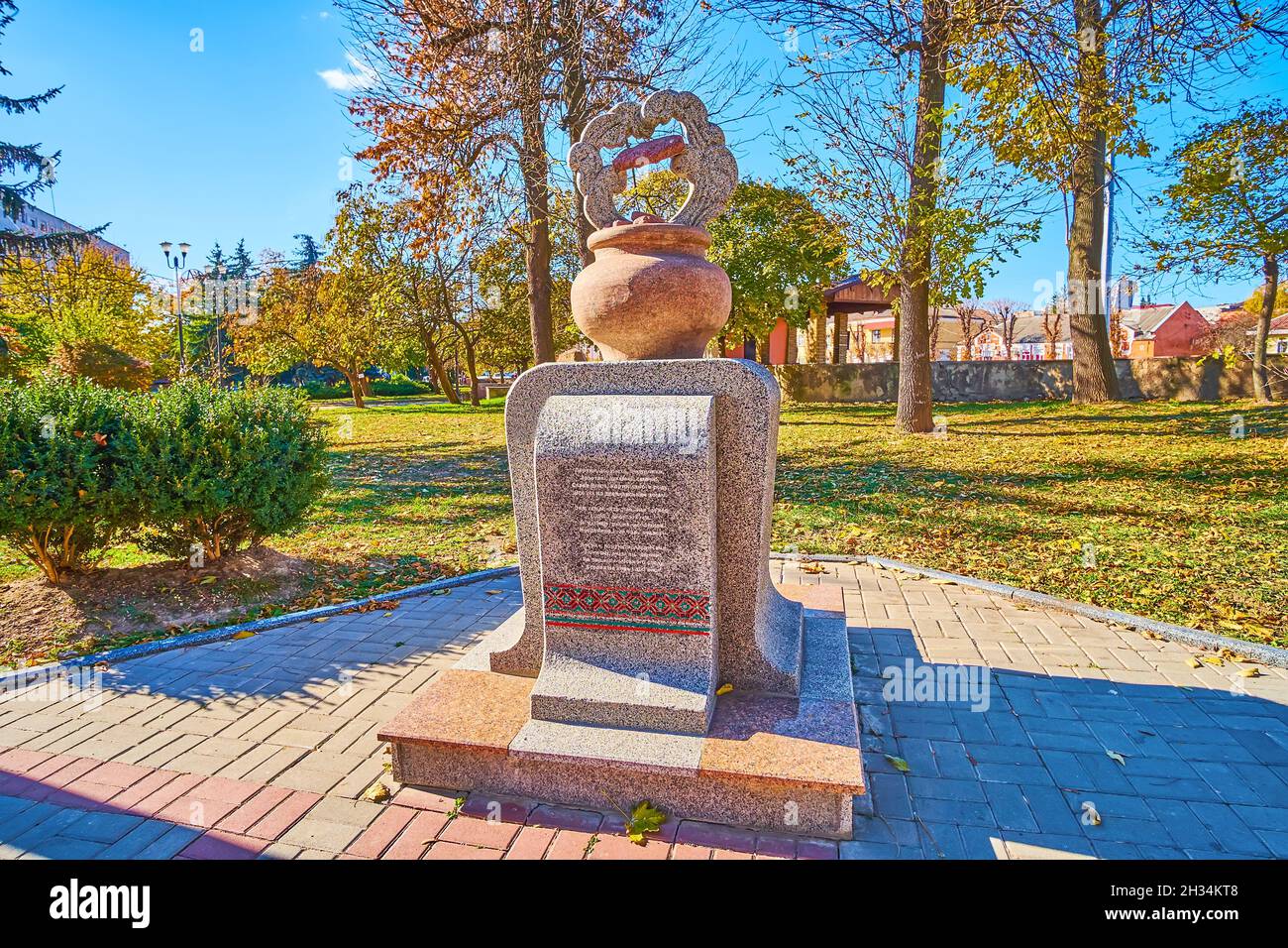 Das Denkmal für Derun (Kartoffelpfannkuchen), das berühmte Korostens Gericht, befindet sich im Drevlians Park, Ukraine Stockfoto