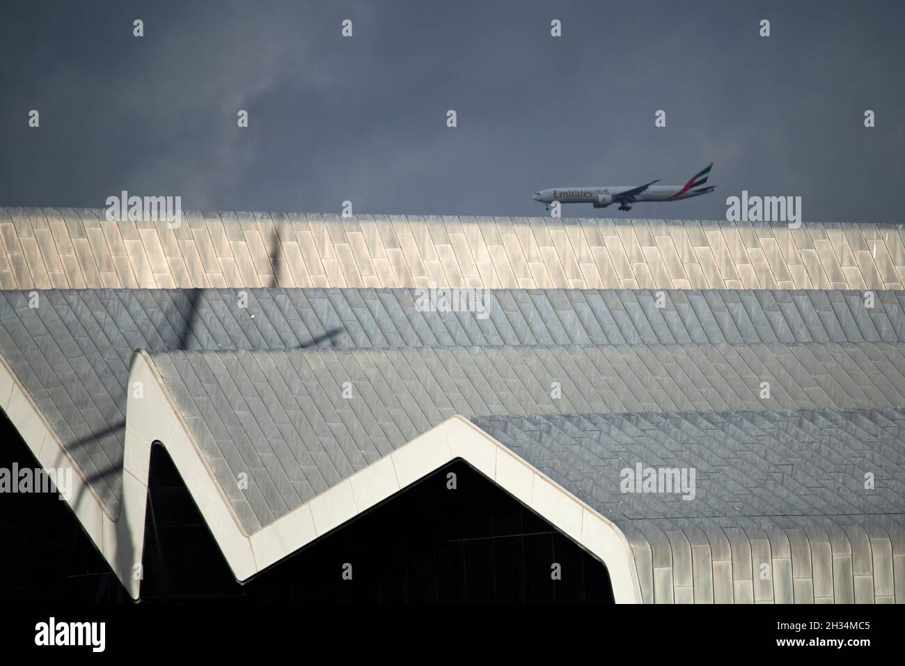 Glasgow, Schottland, Großbritannien. Oktober 2021. IM BILD: Emirates-Flug von Dubai landet im Finale in Glasgow über dem Konferenzort COP26. Blick auf den COP26-Standort mit Blick auf den Fluss Clyde und die Andockside, wobei die Gebäude des Scottish Event Campus nur 6 Tage bis zu den Staatsoberhäuptern, Zusammen mit tausenden Delegierten, Medien und Protestierenden wird erwartet, dass sie in Kürze zum Beginn des am 31. Oktober beginnenden Klimagipfels in Glasgow landen werden. Quelle: Colin Fisher/Alamy Live News Stockfoto