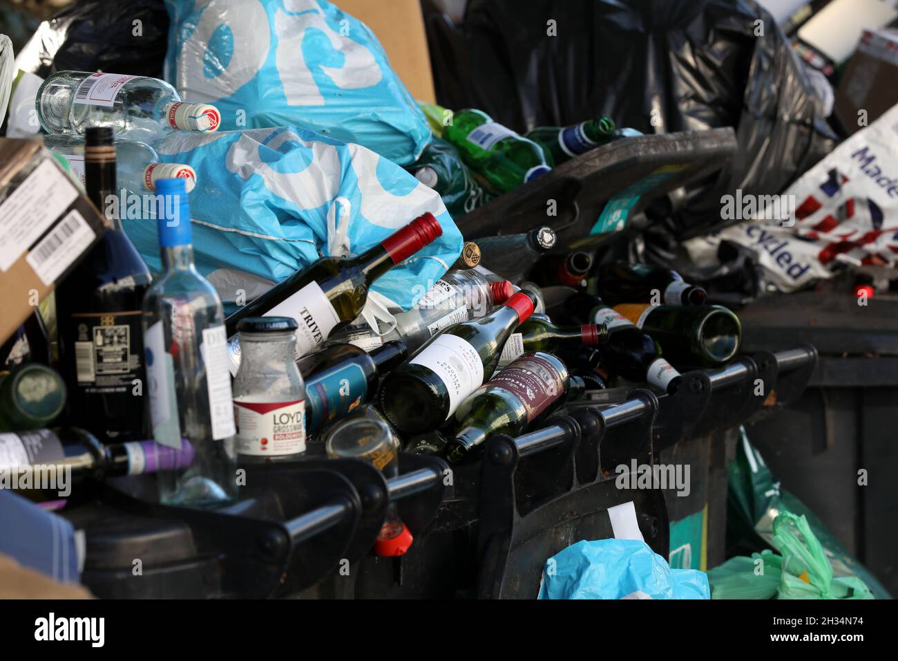 Riesige Müllhaufen stapelten sich während des Müllerstreiks in Brighton, East Sussex, Großbritannien, neben Mülltonnen, als die Gewerkschaften mit der Partei der Grünen kämpften. Stockfoto