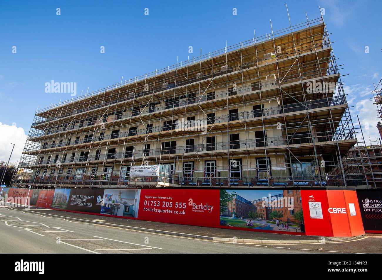 Slough, Großbritannien. Das ehemalige Werk der Horlicks-Fabrik in Slough wird derzeit von Berkeley einem großen Bauprojekt unterzogen. Neue und renovierte Apartments werden gebaut. Ein Teil der alten Fabrik wird in Wohnungen umgestaltet und das ikonische Wahrzeichen des Horlicks-Uhrturms und des Schornsteins bleibt erhalten. Slough befindet sich an der Crossrail-Linie, die jetzt als Elizabeth Line bekannt ist, die zwar die schnelle Bahnverbindung nach London noch nicht in Betrieb genommen werden muss, aber Immobilienspekulanten kaufen Immobilien in Slough auf. Quelle: Maureen McLean/Alamy Stockfoto