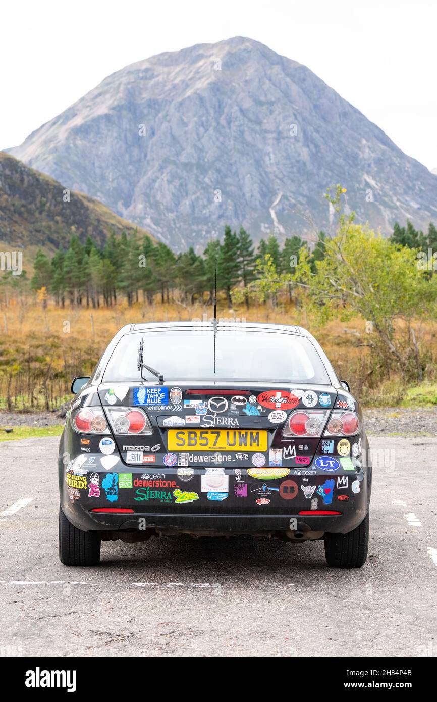 Auto mit Aufklebern im Glencoe Mountain Resort, Glen Coe, Schottland, Großbritannien Stockfoto