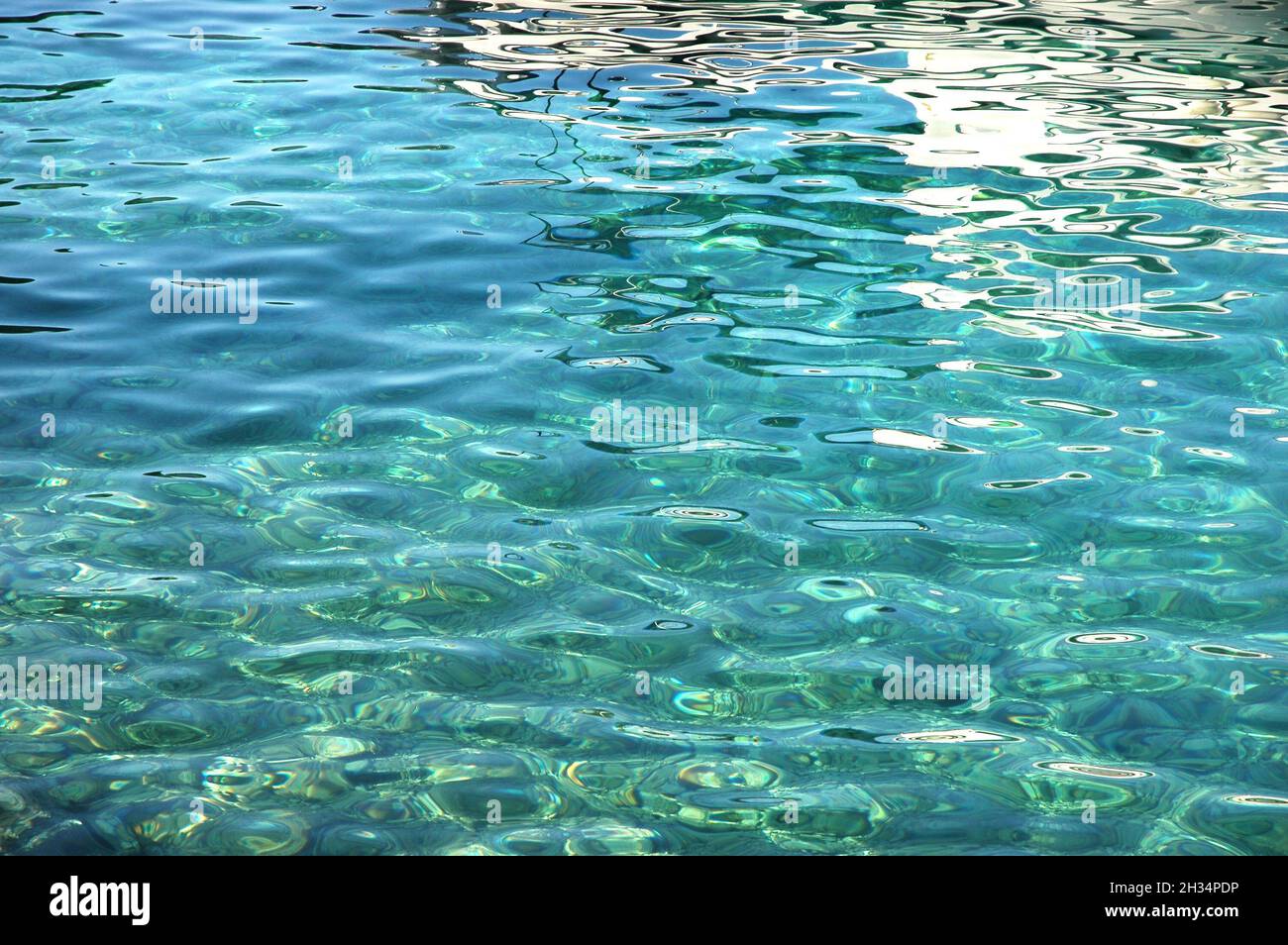 Transparente Oberfläche des kristallklaren Wassers der Adria Stockfoto