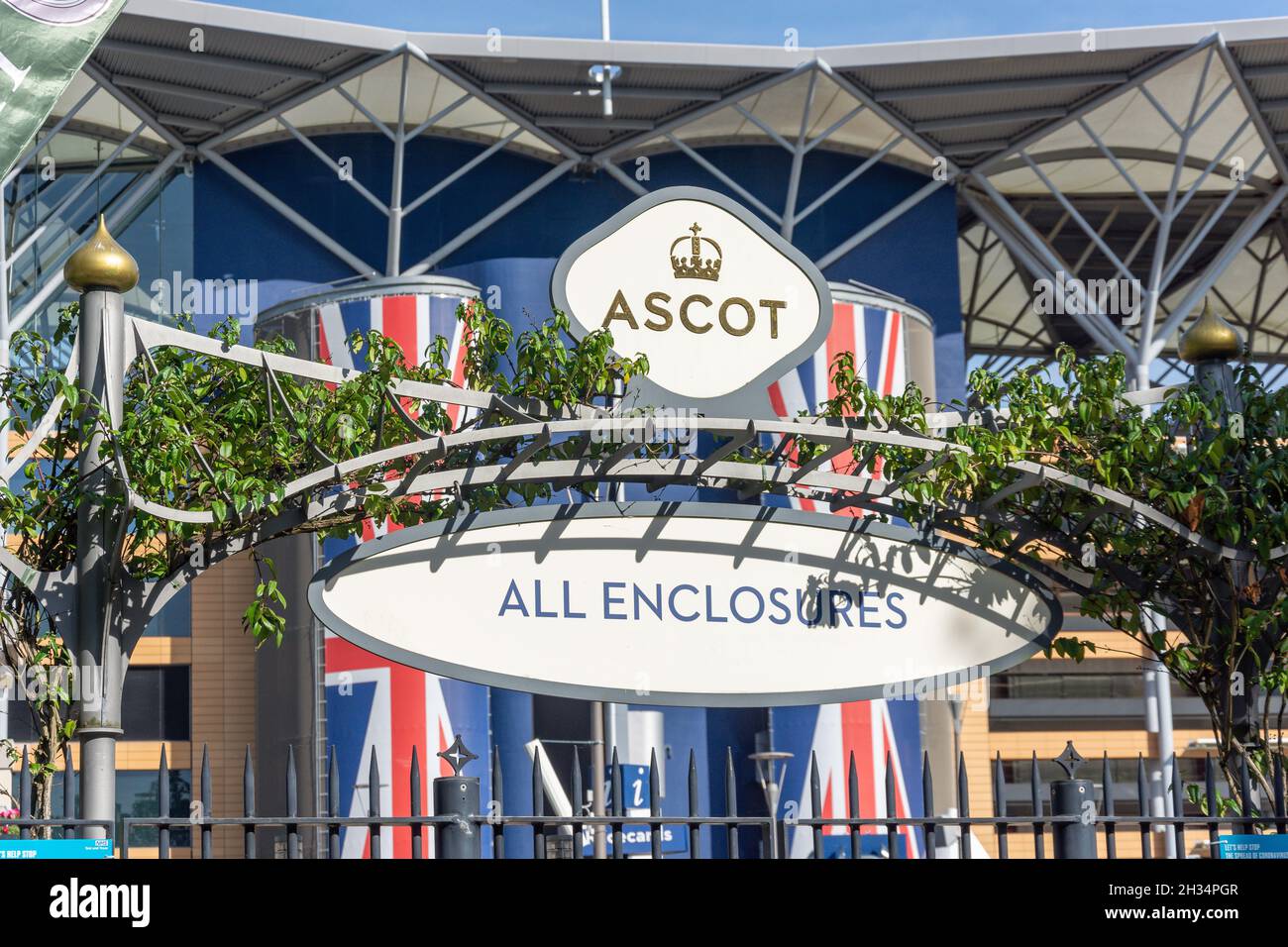 Schild und Tribüne, Ascot Racecourse, Ascot High Street, Ascot, Bekshire, England, Vereinigtes Königreich Stockfoto