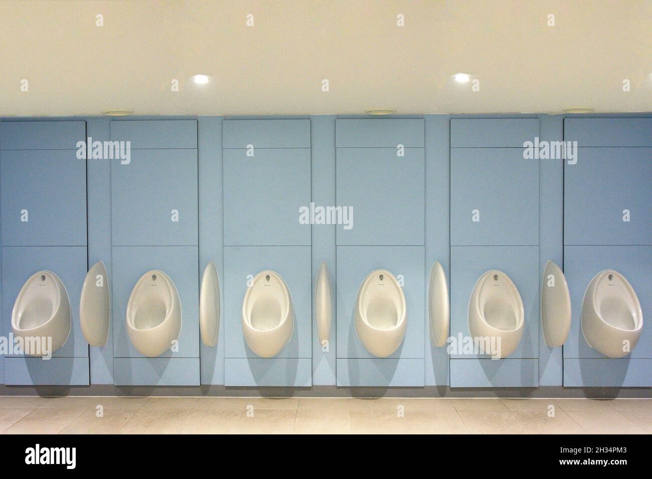 Urinale in der Herrentoilette, The Avenue, The Lexicon Shopping Centre, Bracknell, Berkshire, England, Vereinigtes Königreich Stockfoto