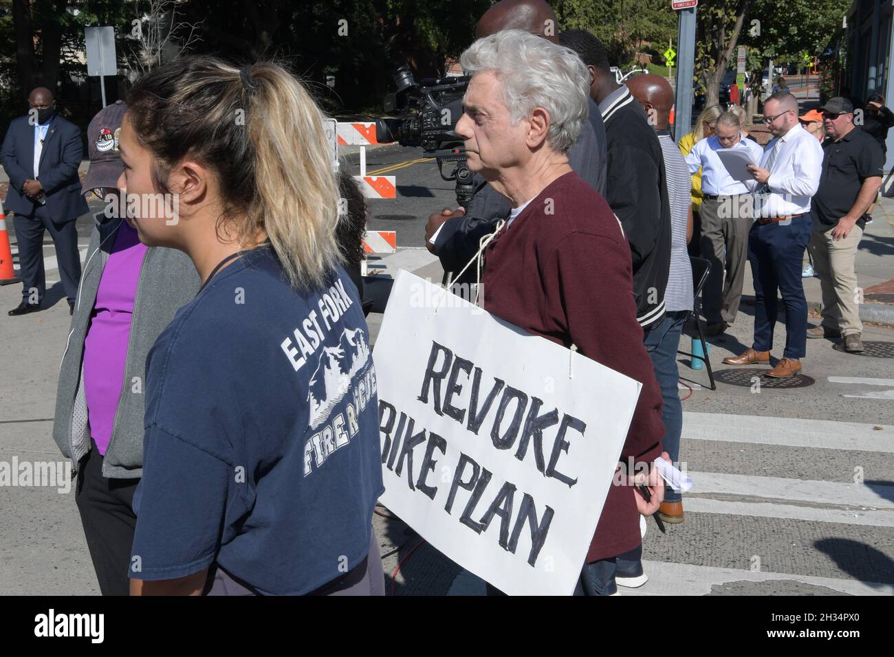 25. Oktober 2021, Washington, District of Columbia, USA: Adams MorganÃs Nachbar Nick DelleDonne hält heute am 25. Oktober 2021 im Adams Morgan-Viertel in Washington DC, USA, ein Schild während der Startschuss-Woche zurück zu den Grundlagen mit einem Update über Projekte zur Verbesserung der Sicherheit, die Fußgänger besser schützen werden. (Bild: © Lenin Nolly/ZUMA Press Wire) Stockfoto