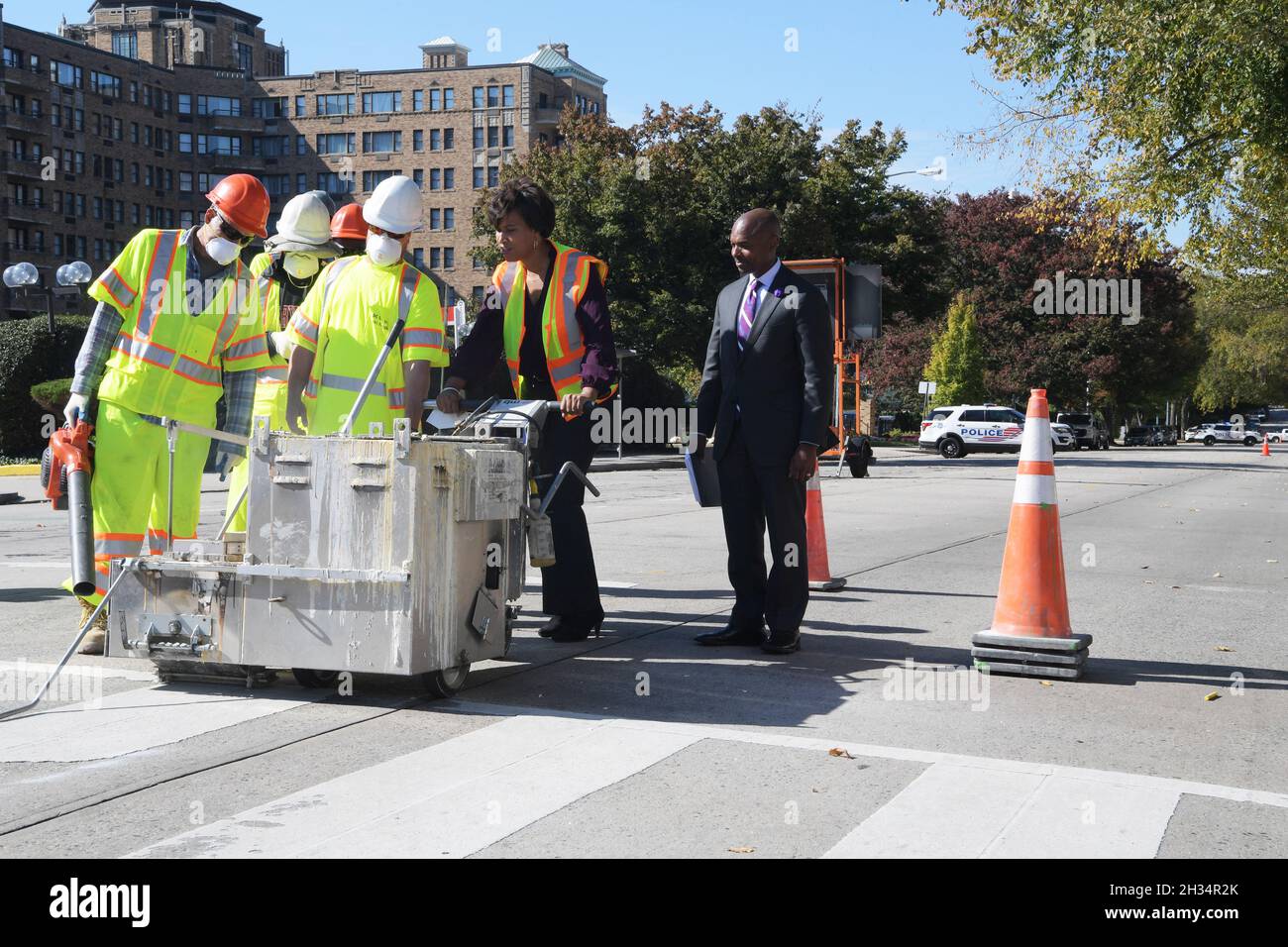 25. Oktober 2021, Washington, District of Columbia, USA: Der Bürgermeister von DC, Muriel Bowser, startet heute am 25. Oktober 2021 in Adams Morgan, Washington DC, mit einem Update über Projekte zur Verbesserung der Sicherheit, die Fußgänger besser schützen werden. (Bild: © Lenin Nolly/ZUMA Press Wire) Stockfoto