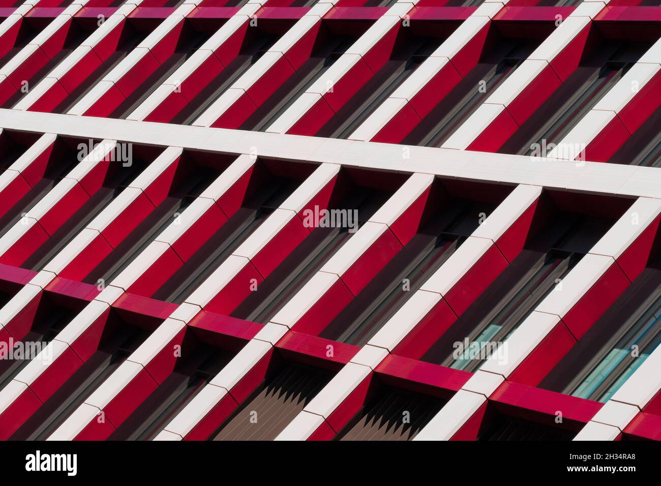 Moderne Gebäudefassade mit roten Fliesen, architektonisches Detail, London Stockfoto