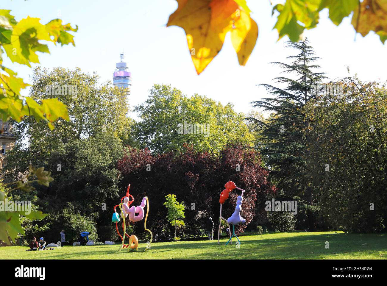 Die Ausstellung Frieze Sculture im Herbst 2021 im Regents Park im Zentrum von London, Großbritannien Stockfoto