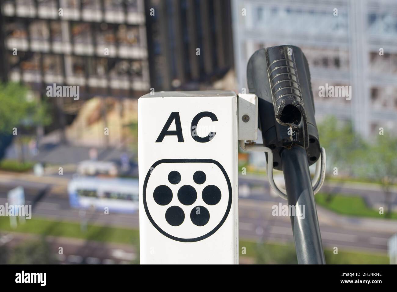 Slough, berkshire, Großbritannien. 25. Oktober 2021. Eine elektrische Ladestation in Slough vor dem Bürogebäude der zukünftigen Arbeiten in der Nähe des Bahnhofs Slough. Ab 2030 wird der Verkauf von neuen Benzin- und Dieselfahrzeugen in England verboten. Obwohl Elektroautos im Moment im Allgemeinen unerschwinglich sind, fangen Ladepunkte an, um die Städte herum aufzuspringen. Quelle: Maureen McLean/Alamy Stockfoto