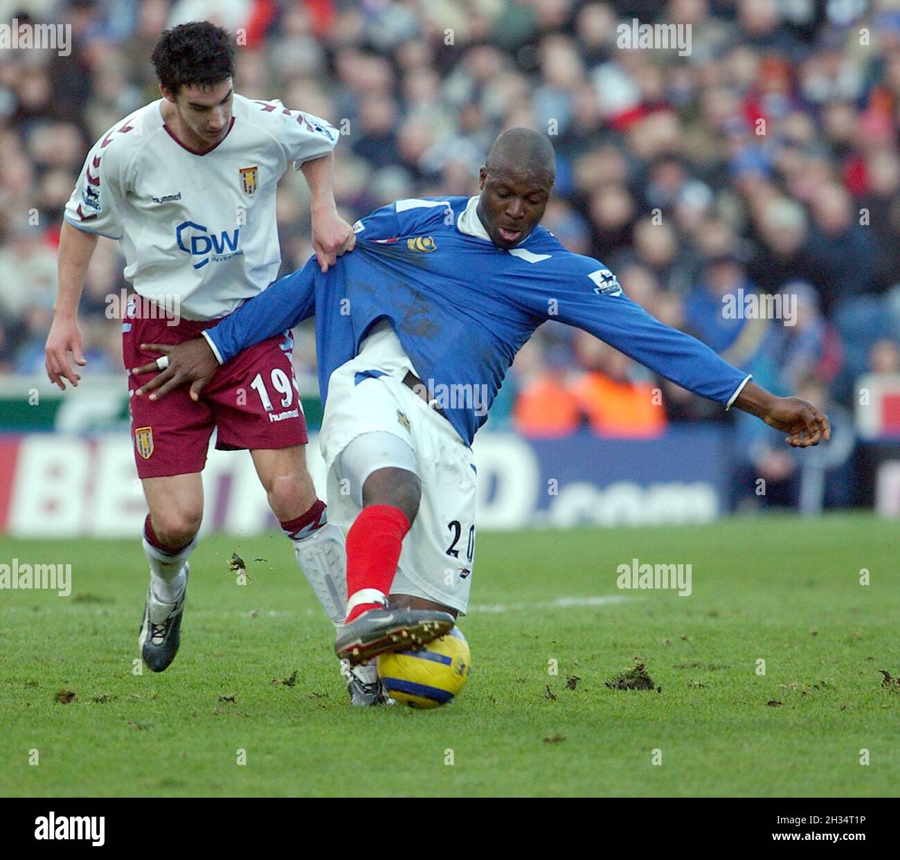 PORTSMOUTH V ASTON VILLA YAKUBU WIRD VON LIAM RIDGEWELL PIC MIKE WALKER, 2005, VOM BALL ABGEKÄMPFT Stockfoto