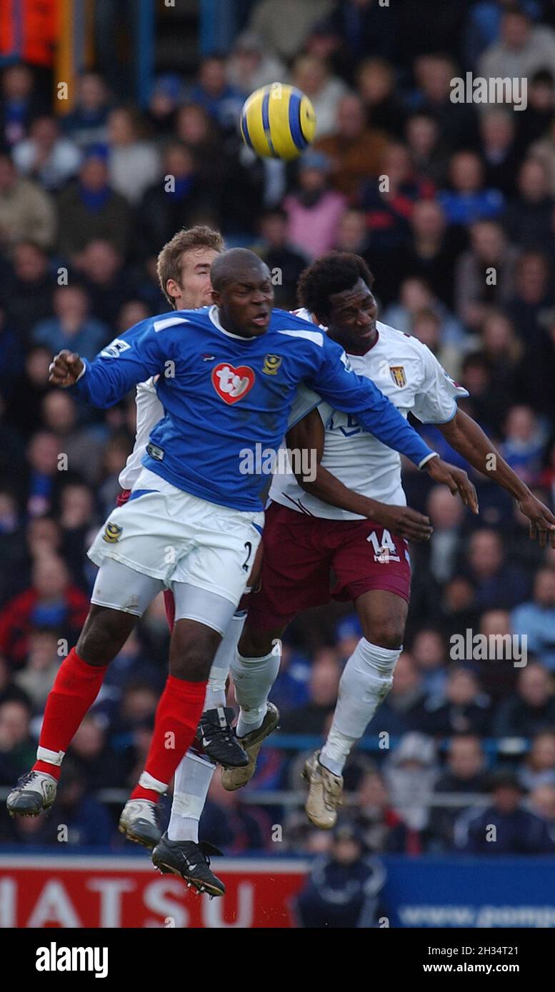 PORTSMOUTH V ASTON VILLA YAKUBU KÄMPFT IN DER LUFT MIT DJEMBA DJEMBA PIC MIKE WALKER, 2005 Stockfoto