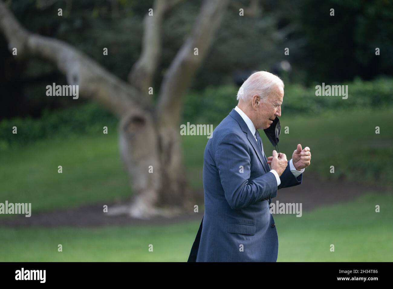 Der Präsident der Vereinigten Staaten, Joe Biden, kehrt ins Weiße Haus in Washington, DC, zurück, nachdem er bei Veranstaltungen über seine „Build Back Better“-Agenda vom 25. Oktober 2021 gesprochen hatte. Quelle: Chris Kleponis/Pool via CNP /MediaPunch Stockfoto