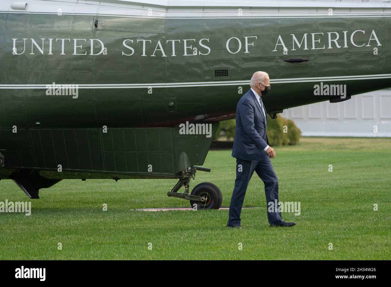 Der Präsident der Vereinigten Staaten, Joe Biden, kehrt ins Weiße Haus in Washington, DC, zurück, nachdem er bei Veranstaltungen über seine „Build Back Better“-Agenda vom 25. Oktober 2021 gesprochen hatte. Kredit: Chris Kleponis/Pool über CNP Stockfoto