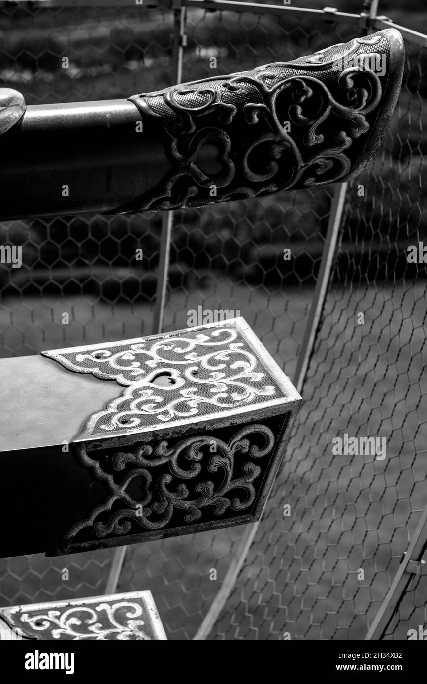 Details des Hauptturms der Burg von Osaka. Das Schloss ist eines der berühmtesten Wahrzeichen Japans. Stockfoto