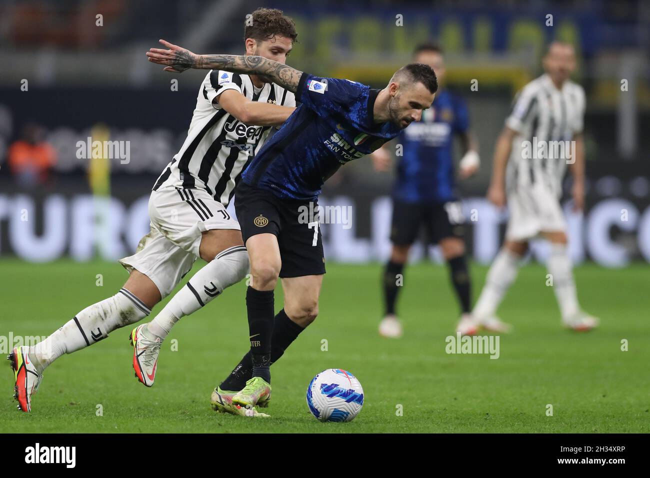 Mailand, Italien, 24. Oktober 2021. Manuel Locatelli von Juventus tusles mit Marcelo Brozovic vom FC Internazionale während des Serie-A-Spiels bei Giuseppe Meazza, Mailand. Bildnachweis sollte lauten: Jonathan Moscrop / Sportimage Stockfoto