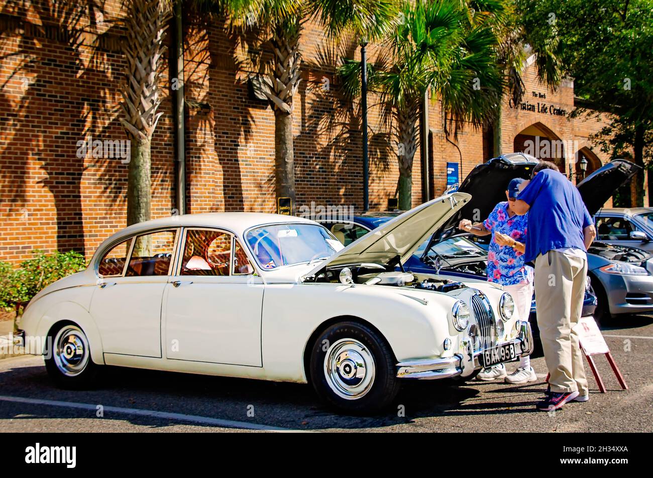 Autoliebhaber inspizieren einen Jaguar Mark II aus dem Jahr 1967 beim 31. Jährlichen British Car Festival am 24. Oktober 2021 in Fairhope, Alabama. Stockfoto