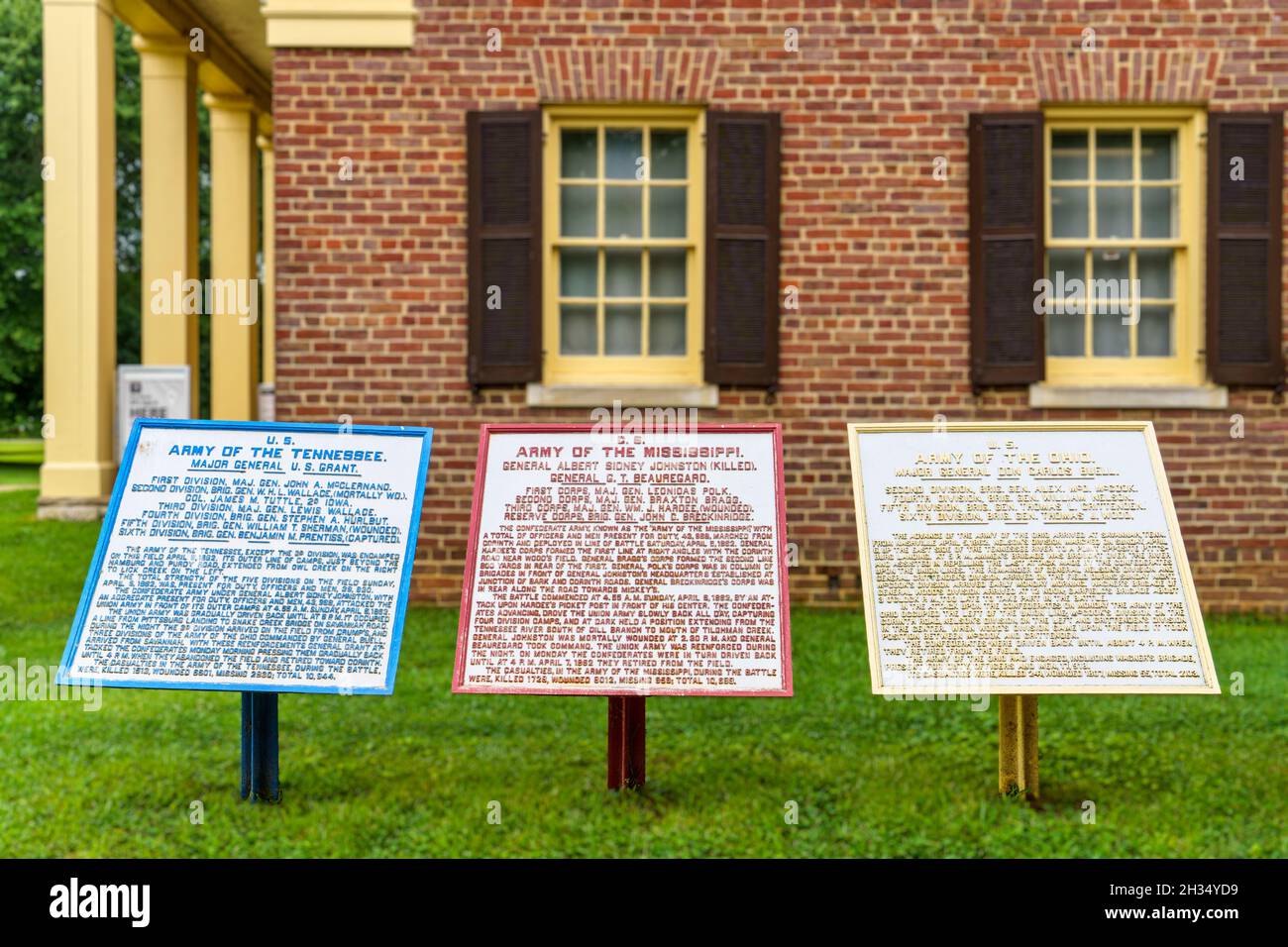 Historische Markierungen auf den teilnehmenden Armeen vor dem Besucherzentrum im Shiloh National Military Park in Tennessee. Stockfoto