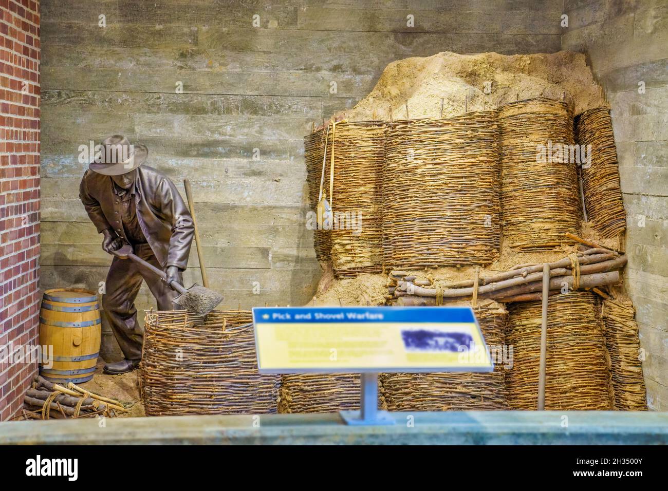 Ausstellung von Soldaten, die Schlachtkörbe im Corinth Civil war Interpretive Center des Shiloh National Military Park in Mississippi füllen. Stockfoto