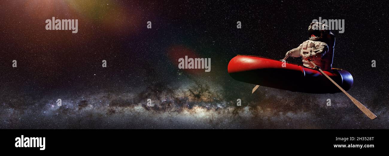 astronaut im Gummiboot, surrealer Weltraum-Hintergrund-Banner Stockfoto
