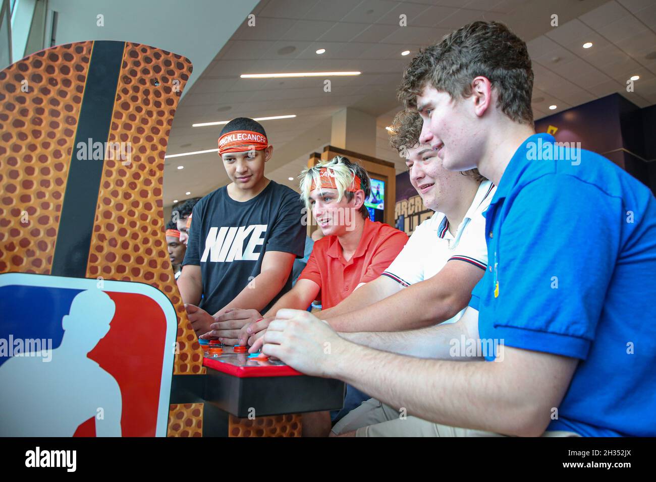 Sonntag, 24. Oktober 2021; Miami Gardens, FL USA; Eröffnung der Arcade1Up Game Lounge im Hard Rock Stadium während des Vorspiels eines Spiels zwischen Dolphins und den Atlanta Falcons. Die Arcade ist bekannt als die erste ihrer Art in einem NFL-Stadion und wurde entwickelt, um das Spielerlebnis mit 50 Retro-Arcade-Spielen zu verbessern. (Kim Hukari/Bild des Sports) Stockfoto