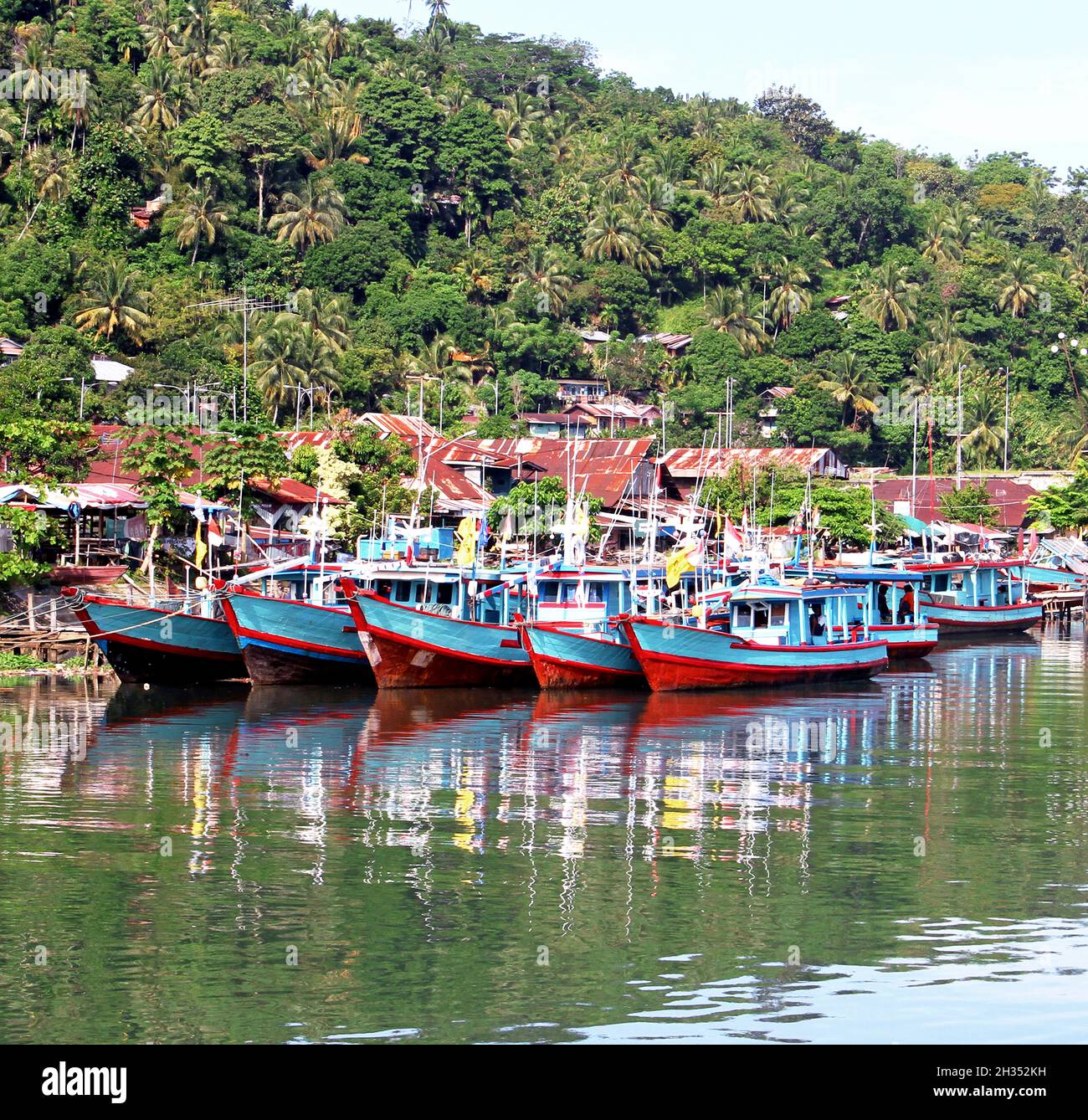 Muaro ist ein kleiner alter Hafen am Fluss Batang Arau, der von vielen kleinen hölzernen Fischerbooten in der Altstadt von Padang, West-Sumatra, Indonesien, genutzt wird. Stockfoto