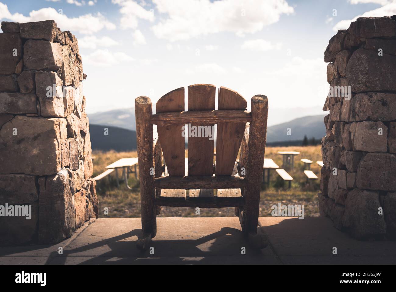 Ein leerer Schaukelstuhl auf dem Gipfel des Vail Mountain in Colorado. Stockfoto