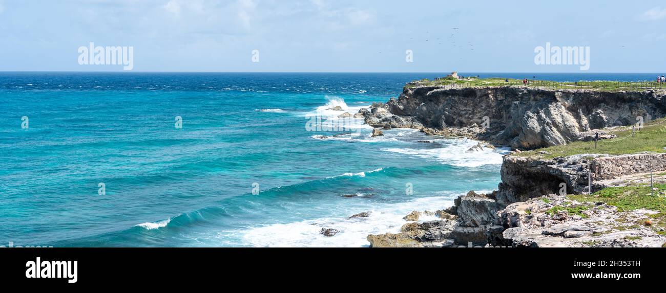 Punta Sur - südlichster Punkt der Isla Mujeres, Mexiko. Strand mit Felsen am karibischen Meer Stockfoto