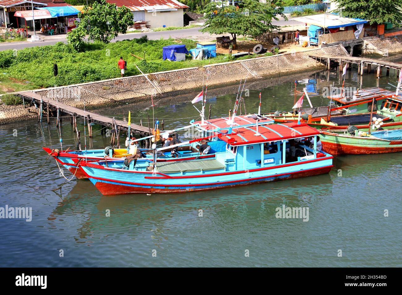 Muaro ist ein kleiner alter Hafen am Fluss Batang Arau, der von vielen kleinen hölzernen Fischerbooten in der Altstadt von Padang, West-Sumatra, Indonesien, genutzt wird. Stockfoto