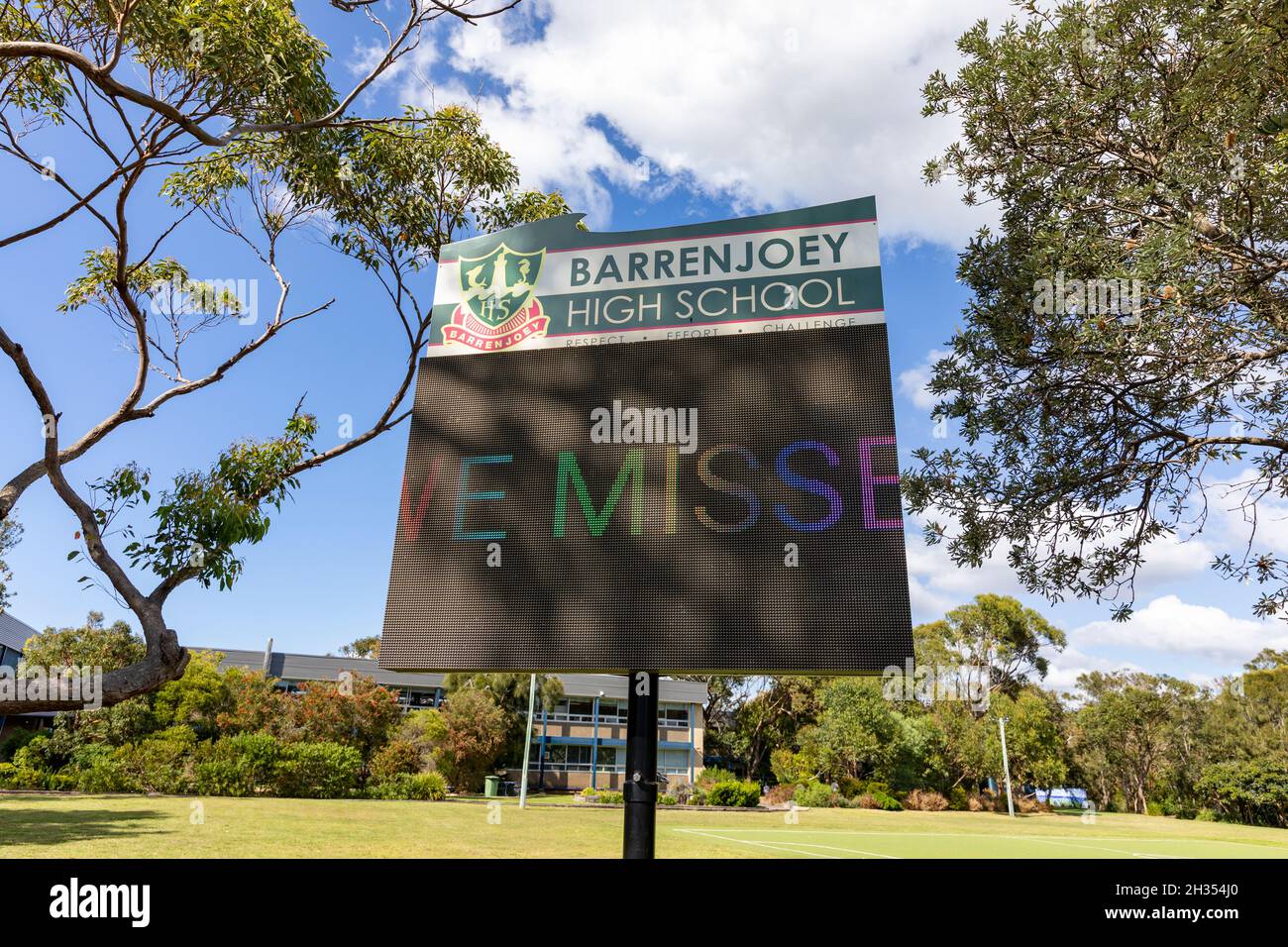 Öffentliche Schulen in Sydney öffnen nach der 19. Sperre erneut, elektronisches Schild der Barrenjoey-Schule sagt Schülern, dass wir dich vermisst haben, Sydney, Australien Stockfoto