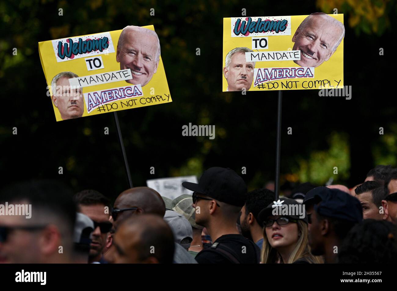 New York, USA. Oktober 2021. Menschen halten während des „Anti-Mandats March for Choice“, New York, NY, 25. Oktober 2021, Schilder auf einer Kundgebung vor dem Rathaus hoch. Der Bürgermeister von New York, Bill de Blasio, verhängte ab dem 1. November ein Mandat, dass alle Gemeindearbeiter, einschließlich NYPD-Beamten, FDNY, Sanitäter und Lehrer, den COVID-19-Impfstoff erhalten oder Gefahr laufen, ihre Bezahlung zu verlieren. (Foto von Anthony Behar/Sipa USA) Quelle: SIPA USA/Alamy Live News Stockfoto