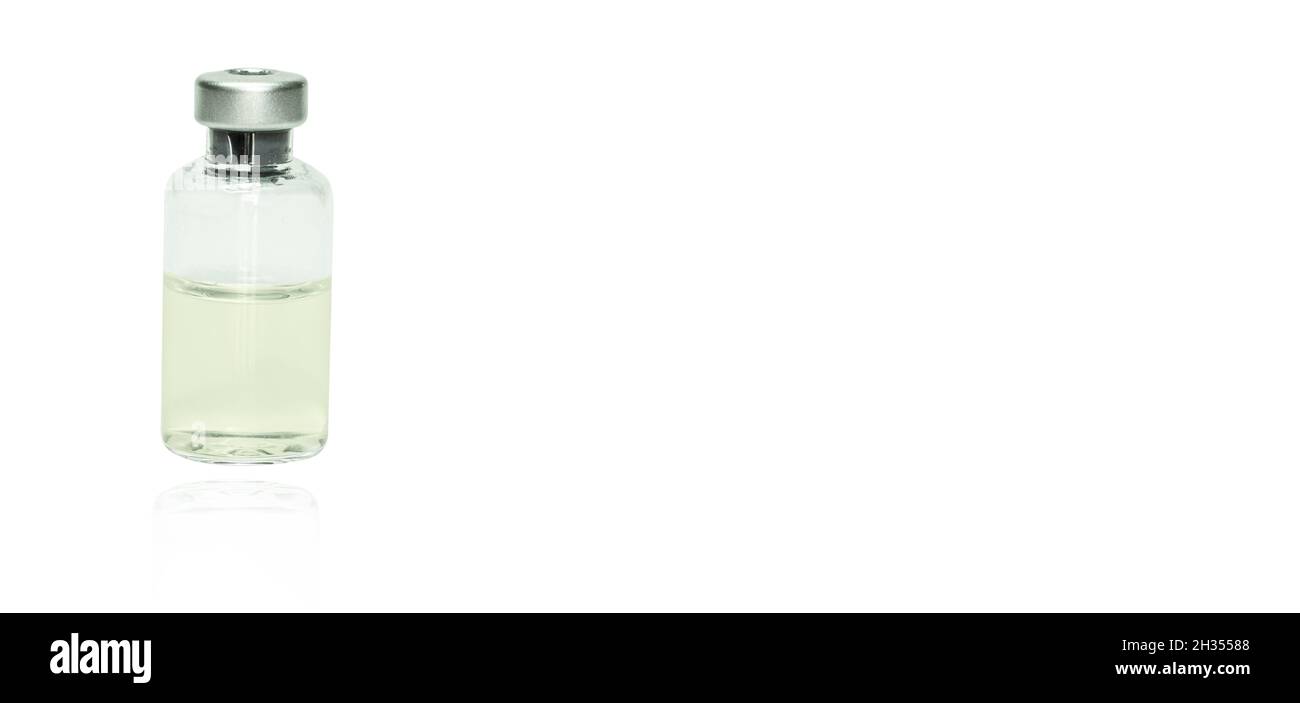 Injektionsflasche Glasfläschchen mit blanko weißem Etikett, Medikamenteneinspritzung auf Fläschchenglas und weißem Hintergrund, medizinisches Bildkonzept. Stockfoto