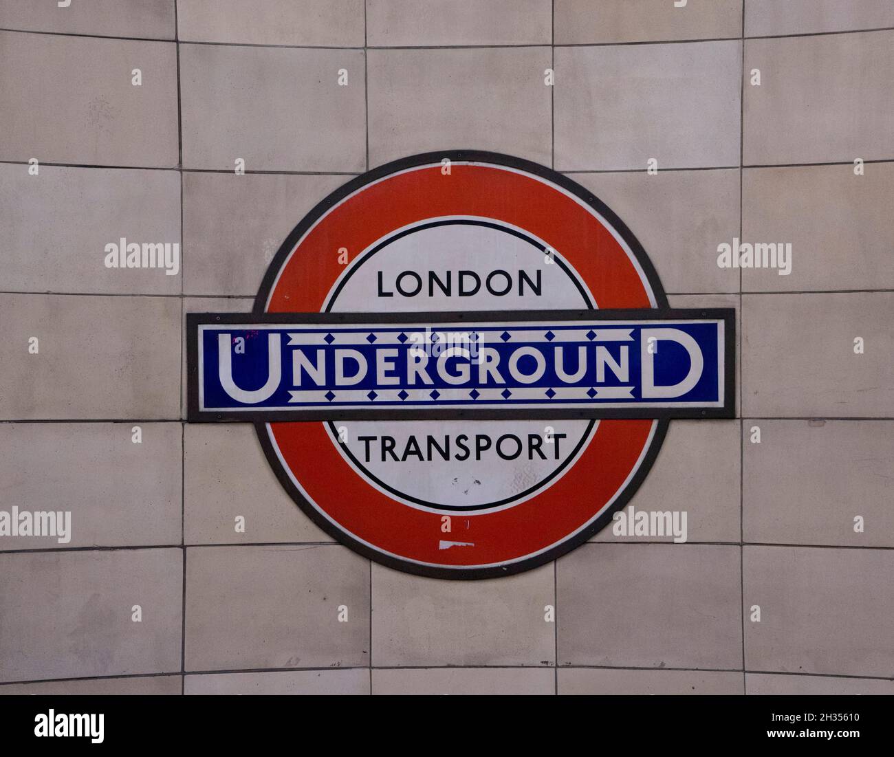 Vintage-Schild aus den 1940er Jahren an der Aldgate U-Bahnstation in der City of London, London, England, Großbritannien Stockfoto
