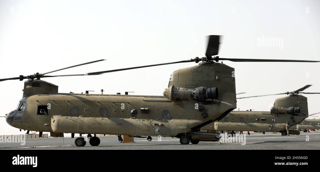 Zwei CH-47 Chinook Hubschrauber der Bravo Company, 1. Bataillon, 171. Aviation Regiment, parken auf der Fluglinie im Camp Buehring, Kuwait. Stockfoto