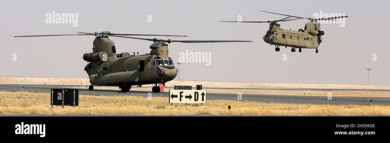 Zwei CH-47 Chinook-Hubschrauber der Bravo Company, 1. Bataillon, 171. Aviation Regiment, landen auf der Start- und Landebahn im Camp Buehring, Kuwait. Stockfoto
