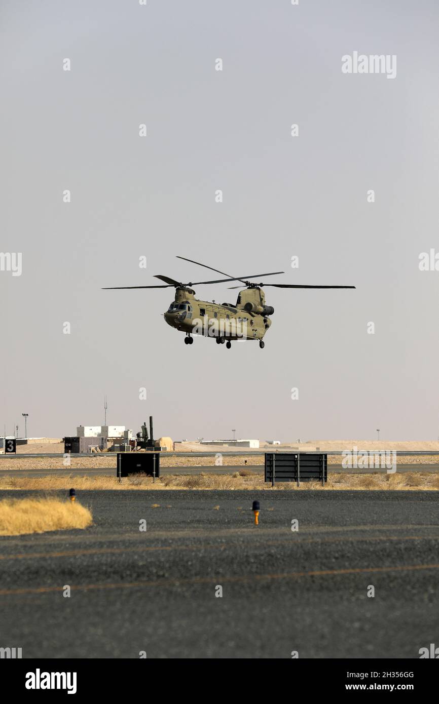 Ein CH-47 Chinook Hubschrauber der Bravo Company, 1. Bataillon, 171. Aviation Regiment, landet im Camp Buehring, Kuwait. Stockfoto
