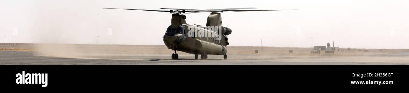Britische Streitkräfte Brig. General Richard Bell, der stellvertretende Kommandogeneral für die kombinierte gemeinsame Task Force-Operation Inhärent Resolve, trifft in einem Hubschrauber der Task Force Phoenix CH-47 Chinook in Camp Buehring, Kuwait, ein. Stockfoto