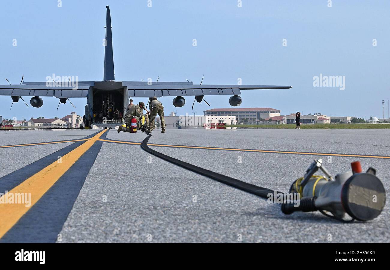 FARP liefert den Treibstoff, der für Hubschrauber- und Festflügeloperationen erforderlich ist, um ihre Mission fortzusetzen, während gleichzeitig die Anfälligkeit von vorwärts eingesetzten Kräften verringert wird, indem Gas aus dem HC-130J Combat King II-Flugzeug genommen und mithilfe eines Schläuesystems in einen anderen Luftrahmen am Boden transportiert wird. (USA Luftwaffe Foto von Master Sgt. Kelly Goonan) Stockfoto