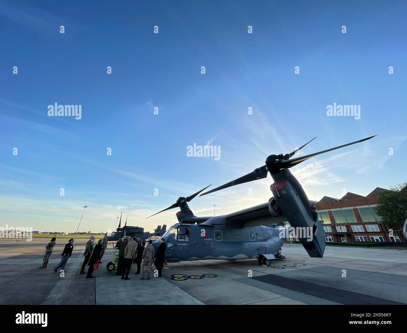 Hohe Sheriffs und stellvertretende Leutnants aus den Grafschaften Suffolk, Norfolk und Cambridgeshire in England Touren durch ein CV-22B Osprey-Flugzeug, das dem 352. Special Operations Wing bei der Royal Air Force Mildenhall, England, zugewiesen wurde, 21. Oktober 2021. Die hohen Sheriffs und stellvertretenden Leutnants besichtigten die Basis im Rahmen eines Einarbeitungsbesuchs, um mehr über die Mission des Teams Mildenhall und die globale Wirkung zu erfahren. (USA Luftwaffe Foto von Senior Airman Joseph Barron) Stockfoto