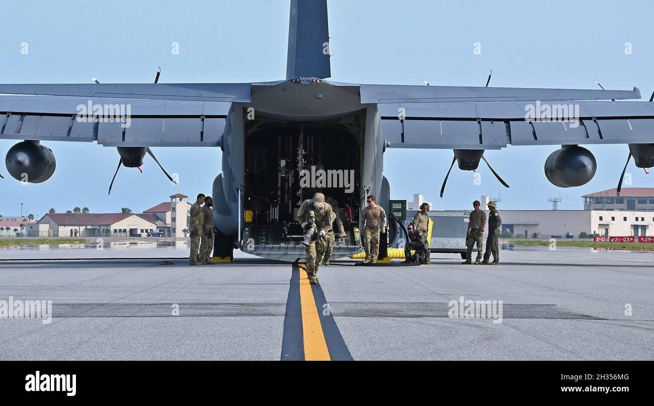 FARP liefert den Treibstoff, der für Hubschrauber- und Festflügeloperationen erforderlich ist, um ihre Mission fortzusetzen, während gleichzeitig die Anfälligkeit von vorwärts eingesetzten Kräften verringert wird, indem Gas aus dem HC-130J Combat King II-Flugzeug genommen und mithilfe eines Schläuesystems in einen anderen Luftrahmen am Boden transportiert wird. (USA Luftwaffe Foto von Master Sgt. Kelly Goonan) Stockfoto