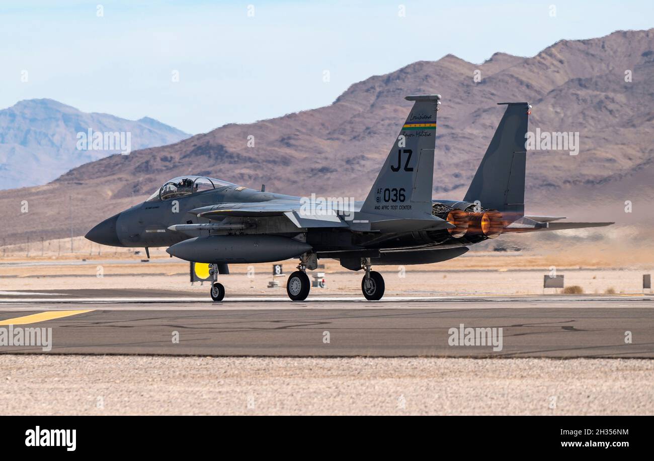 Ein F-15C Eagle-Kampfflugzeug, das von der Louisiana Air National Guard ausgeliehen wurde und dem Air National Guard Air Force Reserve Command Test Center, Eglin Air Force Base, Florida 53. Flügel, Eglin Air Force Base, Florida, zugewiesen wurde, nimmt am 21. Oktober 2021 eine Mission auf der Nellis Air Force Base, Nevada, auf. Das Flugzeug wird vom 18. Bis 25. Oktober 2021 (USA) an der integrierten Prüfung und Bewertung des F-15EX teilnehmen Luftwaffe Foto von William R. Lewis) Stockfoto