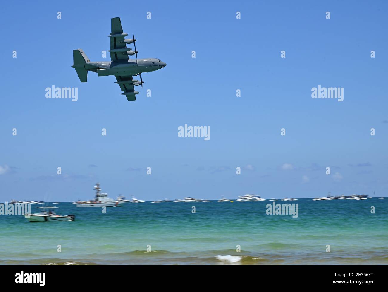 Ein 920. Rettungswing HC-130J Combat King II-Flugzeug passiert das Air Show Center während einer Kampfsuchdemonstration bei der National Salute to America's Heroes Air and Sea Show 2021 am 29. Mai 2021. (USA Luftwaffe Foto von Master Sgt. Kelly Goonan) Stockfoto