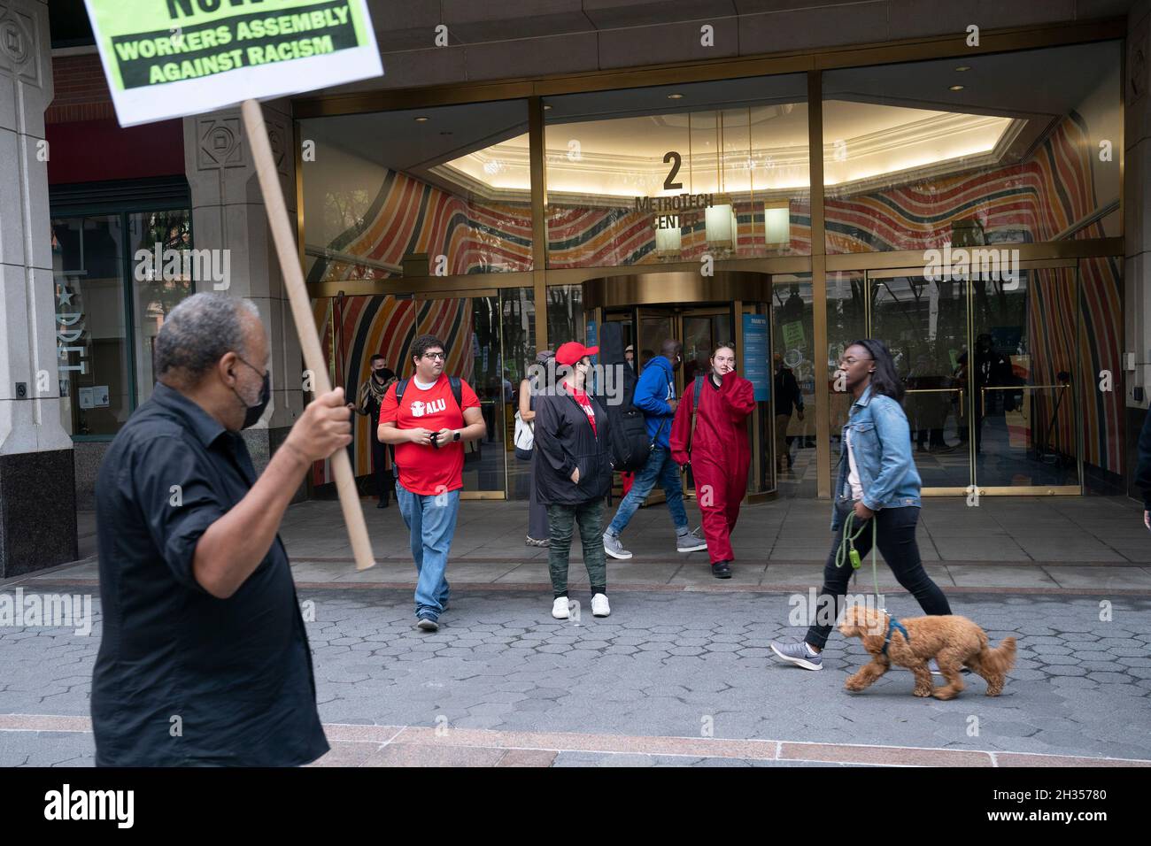 Die Unterstützer der Organisierung der Gewerkschaft beim Lagerhaus Amazon Staten Island versammelten sich am 25. Oktober 2021 vor dem Außenbüro des NLRB in der MetroTech 2 in New York. (Foto von Lev Radin/Sipa USA) Stockfoto