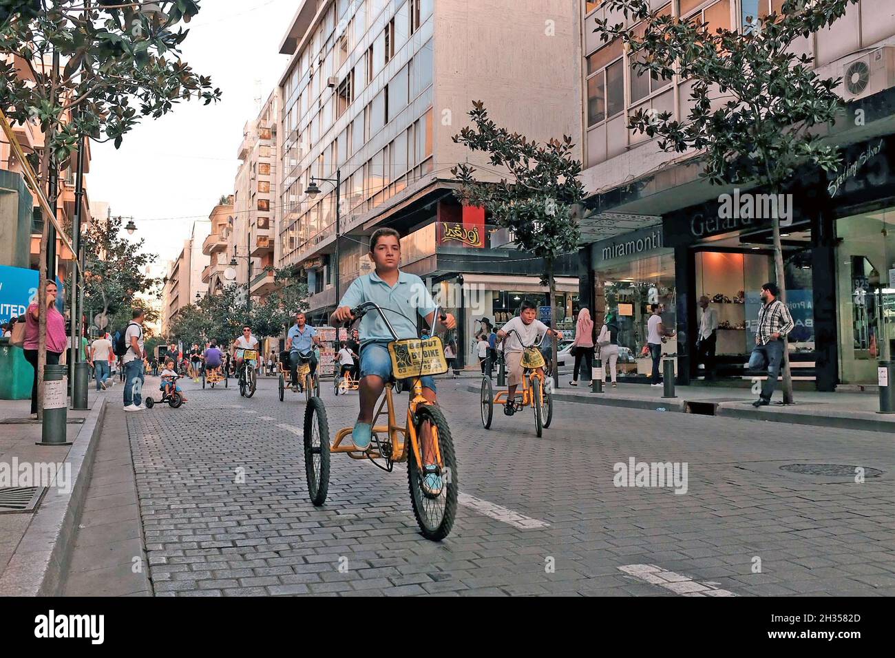 Libanesen gehen während des autofreien Tages 2015 in der Hamra Street im Stadtteil Hamra in Beirut, Libanon, auf die Straße. Diese Veranstaltung brachte viele Fußgänger und Radfahrer auf die normalerweise verstopfte Straße und gab den Menschen die Möglichkeit zu sehen, wie der städtische Verkehr das Straßenbild sowie die Lebensqualität der Bewohner verändert. Stockfoto